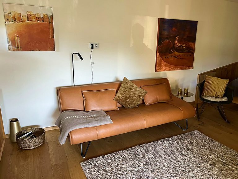 Ledercouch mit Bildern und Teppich...