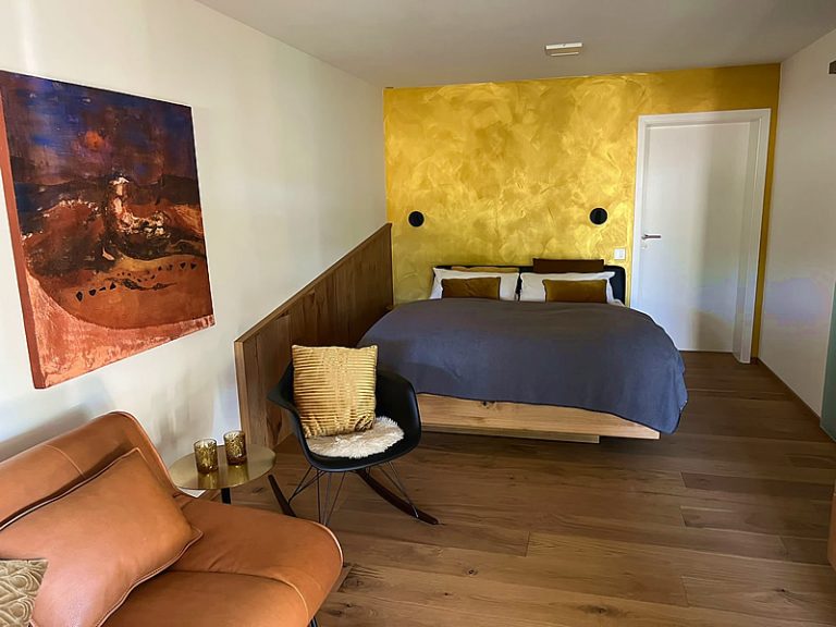 Ein Doppelbett im gemütlichen Eck läd ein...