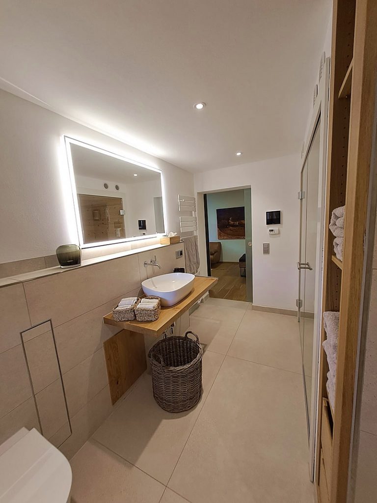 Ein großzügiges Bad wartet auf mit...